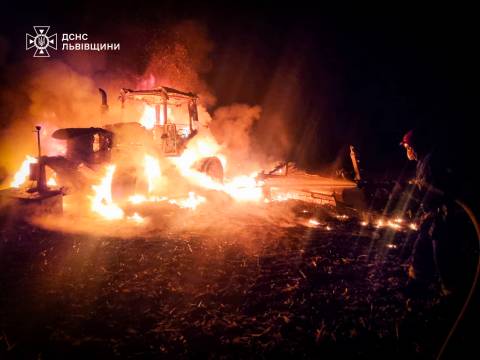 На Львівщині під час сільськогосподарських робіт вщент згорів трактор