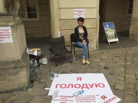 Ольга Березюк продовжує голодувати під Львівською міською радою