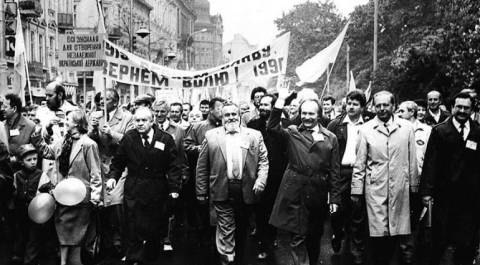 Мітинг національнодемократичних сил у Львові, початок 90-х. У першому ряду зліва направо: дружина В'ячеслав Чорновола Атена Пашко, Ростислав Братунь, Іван Гель, В’ячеслав Чорновіл
