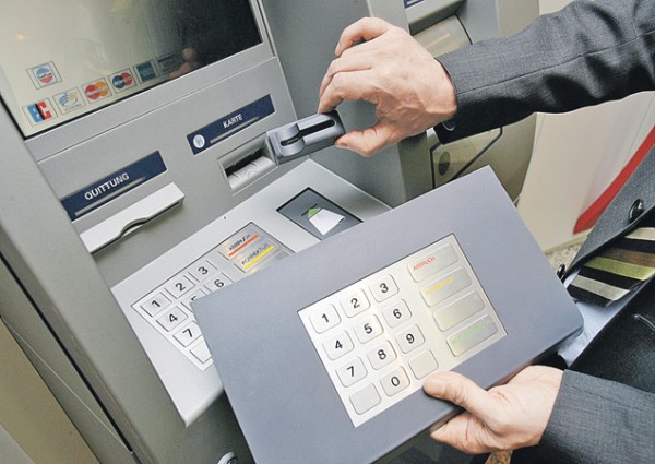 Касир автозаправки у Львові викрадав гроші з банківських карток клієнтів