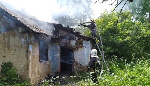 У Золочівському районі згорів житловий будинок