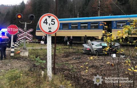 На Стрийщині у ДТП з електропоїздом постраждала водійка Mercedes
