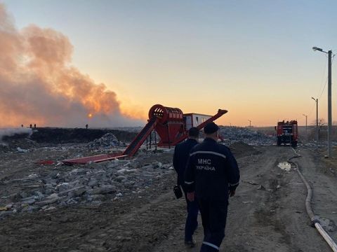 Понад 70 рятувальників намагаються погасити пожежу на сміттєзвалищі біля Новояворівська