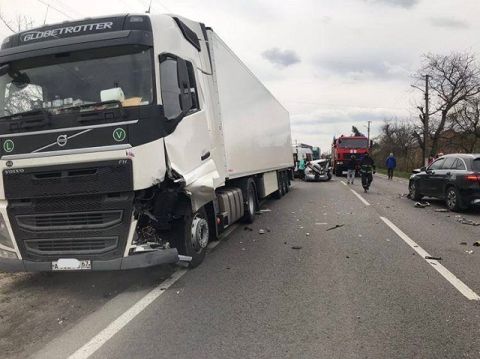 У Кам'янка-Бузькому районі два легковика зіштовхнулися з фурою