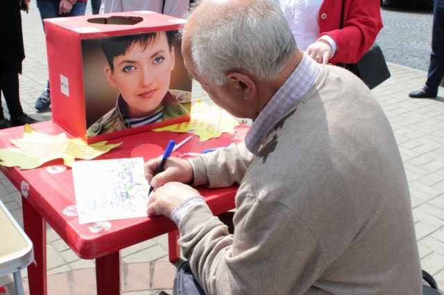 Львів’яни вітають Савченко з Днем народження