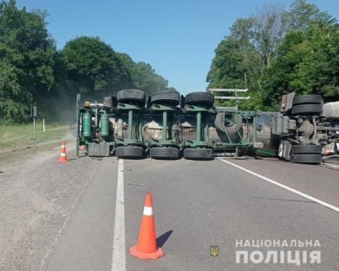 На трасі Київ-Чоп у Золочівському районі перекинулася автоцистерна з бітумом