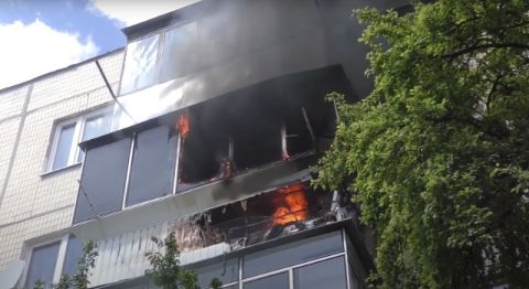12 рятувальників гасили пожежу на балконі квартири львівської 5-поверхівки