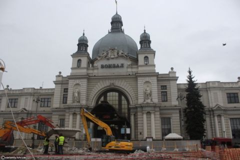 З вокзалу Львова евакуювали 600 людей через замінування