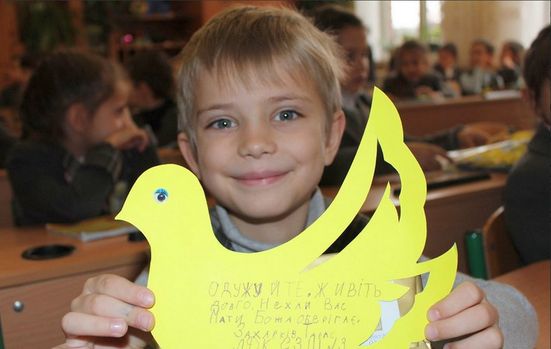 Львівські школярі передали десантникам жовто-блакитні листівки у вигляді голуба