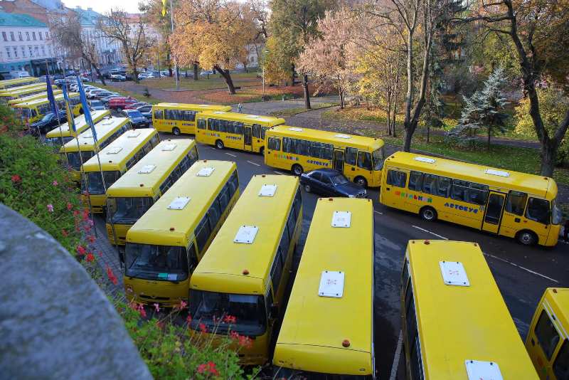 На Львівщині для ОТГ закупили 126 школяриків
