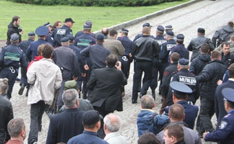 Представника КПУ, який розгорнув червоний прапор у Львові, затримали правоохоронці