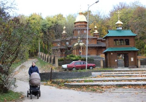 церква ікони Пресвятої Богородиці Всецариці, заїзд у парк