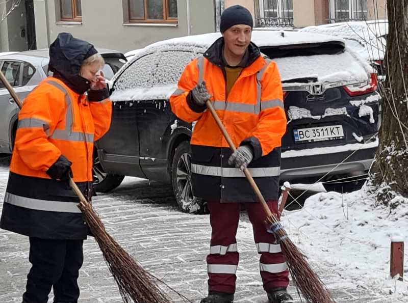 У Львові працюють комунальники та курсує громадський транспорт