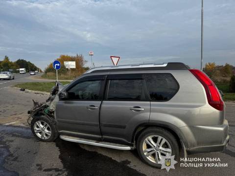 Поблизу Львова у ДТП з вантажівкою постраждав водій Nissan X-Trail