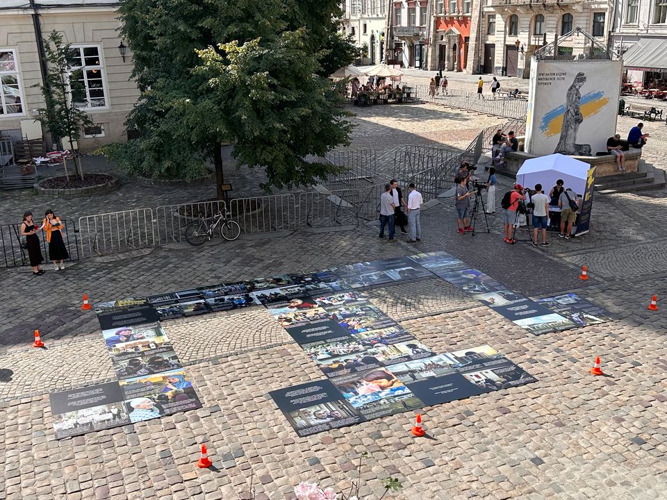 У Львові правозахисники облаштували одноденну вуличну фотовиставку на підтримку політв’язнів Криму