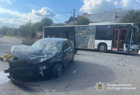 Поблизу Львова у ДТП з маршруткою постраждали п'ятеро людей