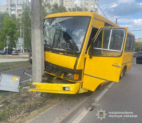 У Львові маршрутка з пасажирами врізалась у електроопору: є постраждалі