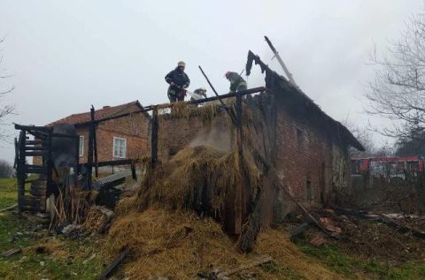 На Пустомитівщині згоріла господарська будівля
