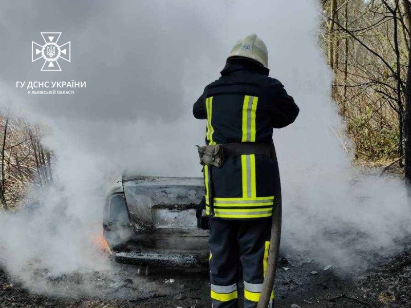 На Яворівщині вщент згоріло авто Skoda Oktavia