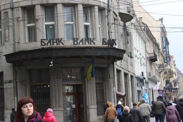 Нацбанк дозволив банкам продавати населенню більше валюти