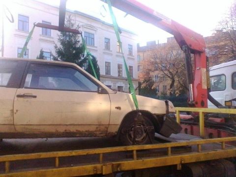 Близько 70 покинутих автівок міська рада прибере з львівських вулиць