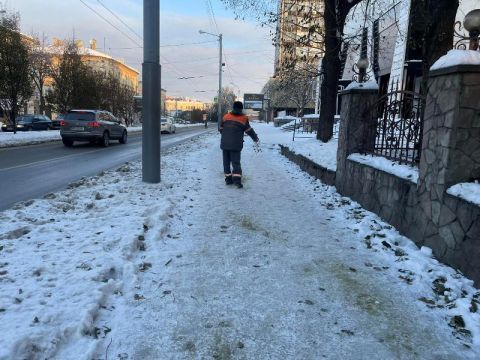 На вулиці Львова виїхало майже 60 одиниць снігоприбиральної техніки