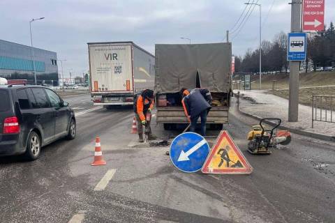 У Львові стартували роботи із ліквідації ям на дорогах метолом гарячого асфальту