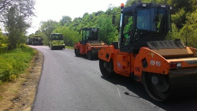 На дорозі Броди–Тернопіль кладуть асфальт