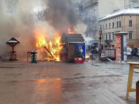 Троє людей постраждали внаслідок пожежі на Різдвяному ярмарку в центрі Львова (оновлено)