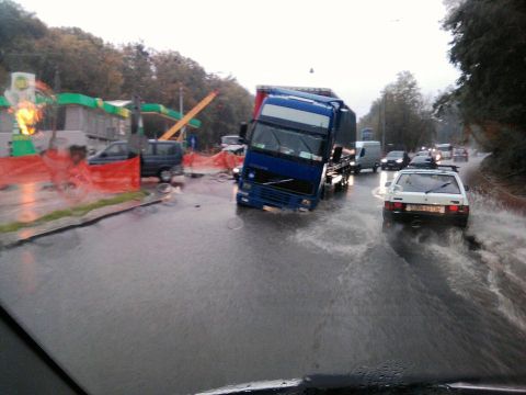 На вулиці Стуса у Львові провалилася вантажівка