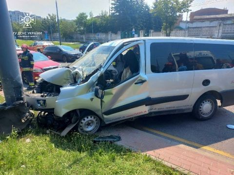 У Львові авто Peugeot Expert врізалось в електроопору