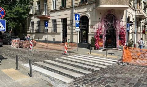 На розі Бандери – Шашкевича облаштовують антикишеню для унеможливлення паркування авто