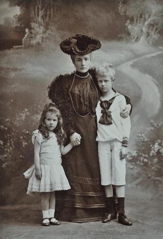 Кароліна Лянцкоронська з матір'ю Малгожатою Лянцкоронською та братом Антонієм