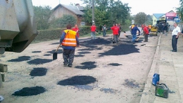 Бригади ШРП боряться з ямками навіть у суботу