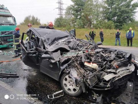 На Пустомитівщині у ДТП з двома вантажівками загинув водій легковика