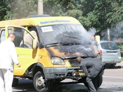 Водій маршрутного таксі отримав опіки внаслідок загорання мікроавтобуса у Львові