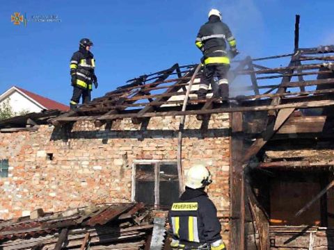 У Бродах вщент згоріла господарська будівля