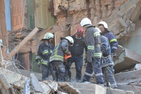 Рятувальники продовжують шукати людей під завалами у Дрогобичі