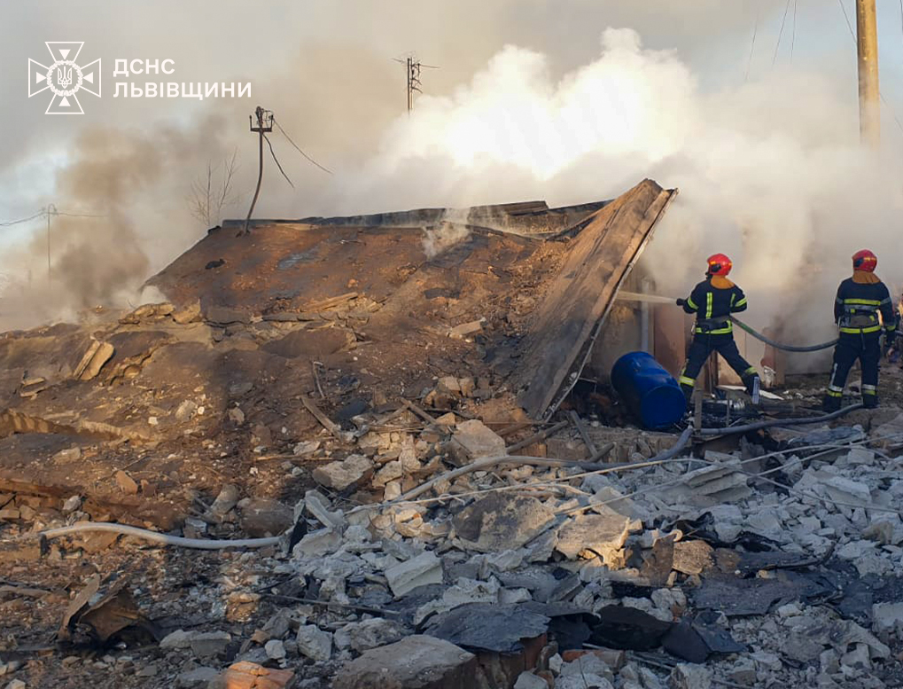 Жінка загинула, ще двоє чоловіків отримали поранення  внаслідок падіння уламків ракети на Львівщині 