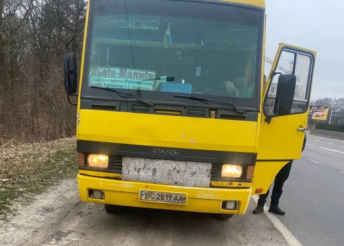 На Львівщині звільнили водія міжміського маршруту, який ледь не збив пішоходів