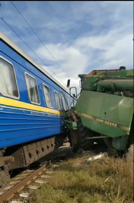 Комбайн врізався у пасажирський поїзд на Львів