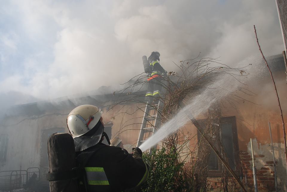 10 рятувальників ліквідовували пожежу у Червонограді