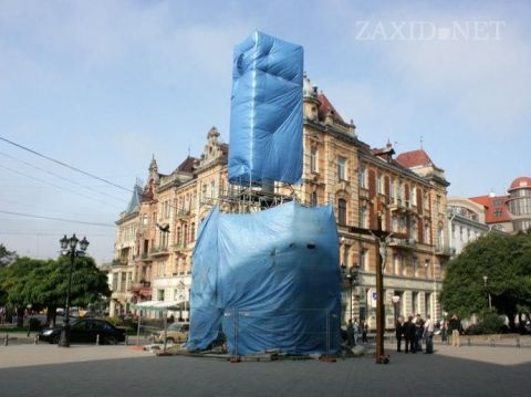 Колона Яна з Дуклі у Львові страждає від нефахової реставрації