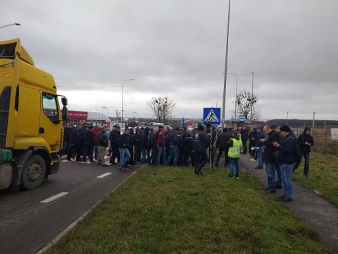 На в'їзді до Львова з Києва аграраії перекрили трасу