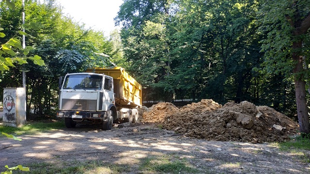 У Стрийському парку викидають будівельне сміття