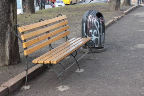 Половину лавочок у парках Львова пропонують встановлювати зі спинками та поручнями