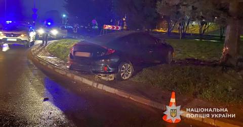 У Львові водій Honda Civic врізався в дерево та загинув