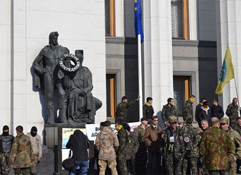 Під Верховною Радою мітингувальники вимагають відставки сумісників, і Сех, зокрема