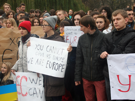 Більше тисячі студентів розпочали у Львові акції протесту проти призупинення урядом євроінтеграції (ФОТО)