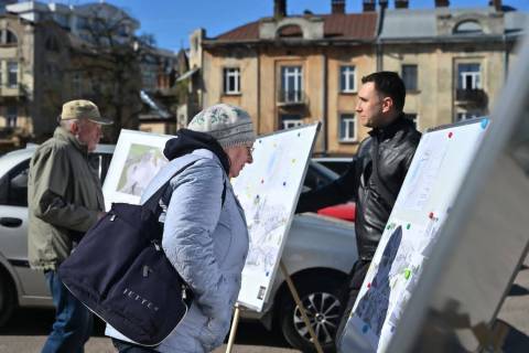 У Львові обговорили майбутнє площі князя Святослава: відбулася виїзна зустріч з мешканцями